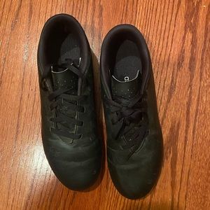 Big kids size 6 soccer cleats